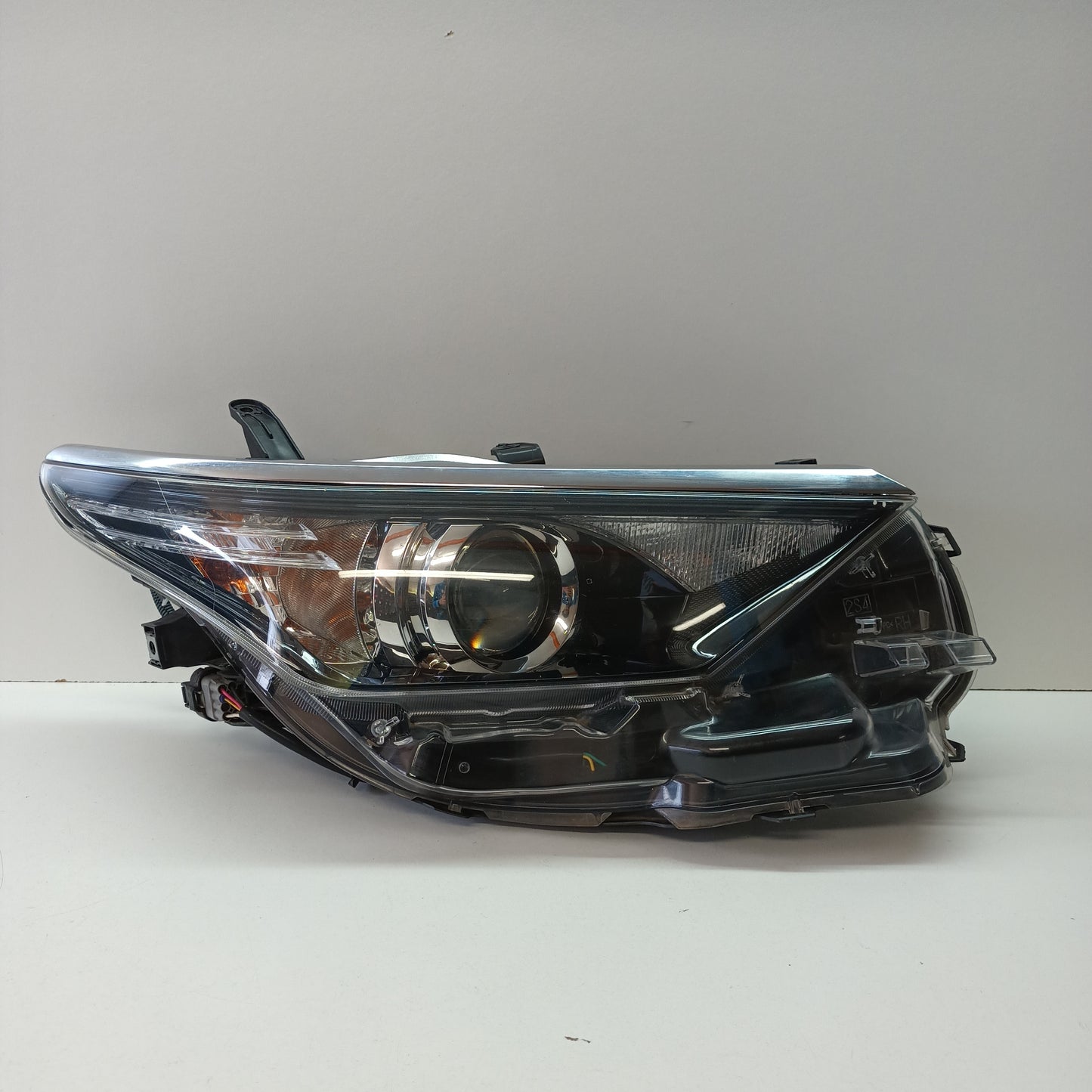 Toyota Corolla Hatchback Headlamp Right Hand Side ZRE182R 2015 2016 2017 2018