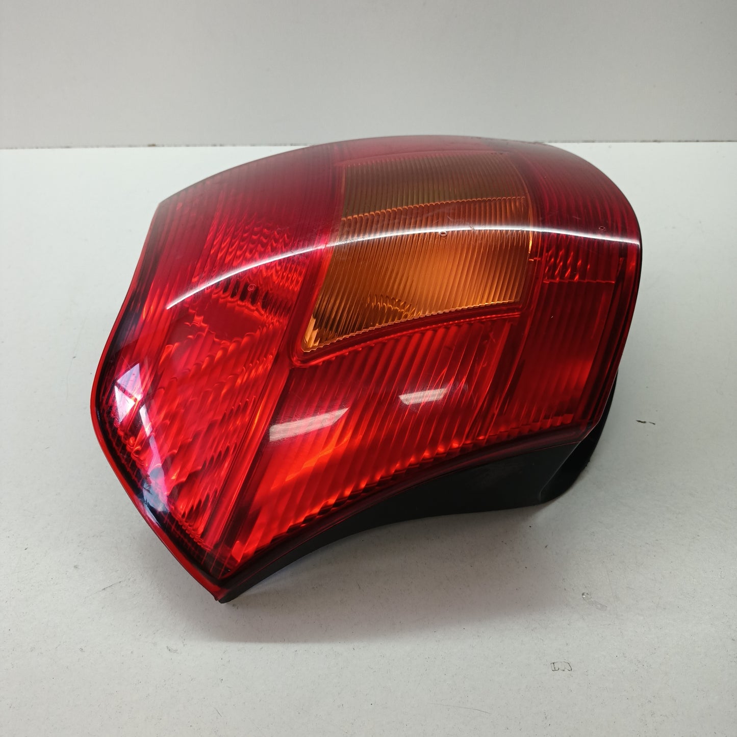 Toyota Corolla Hatchback Tail Light Right Hand Side ZZE122R 2001 2002 2003 2004